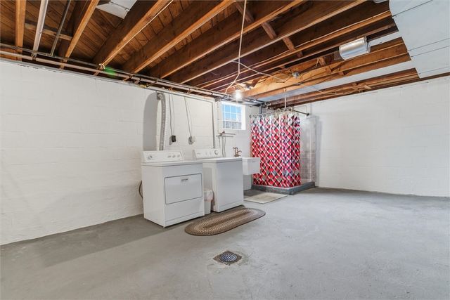 2001 Cypress Dr, White Oak, PA 15131