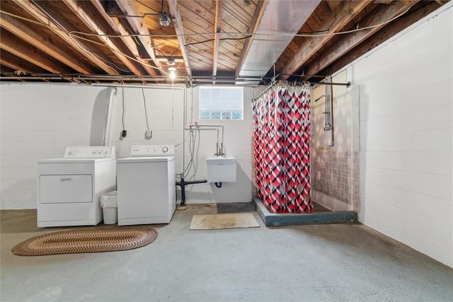 2001 Cypress Dr, White Oak, PA 15131