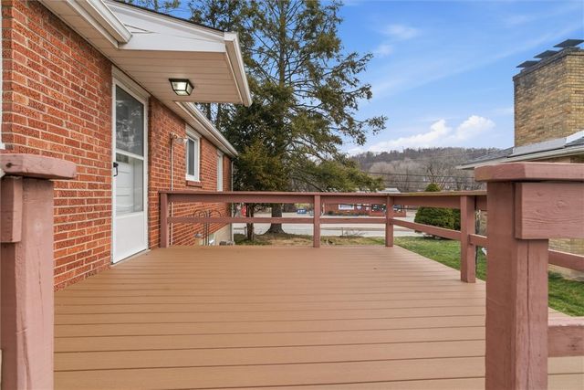 2001 Cypress Dr, White Oak, PA 15131