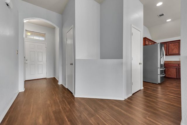 513 Crescent Creek Lane, Fort Worth, TX 76140