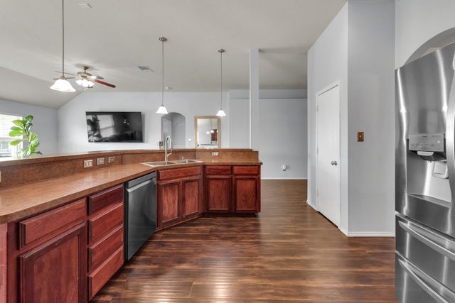 513 Crescent Creek Lane, Fort Worth, TX 76140