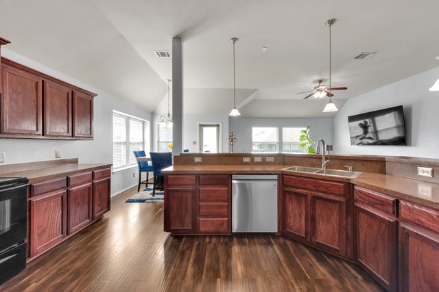513 Crescent Creek Lane, Fort Worth, TX 76140