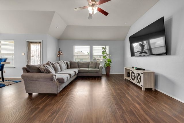513 Crescent Creek Lane, Fort Worth, TX 76140
