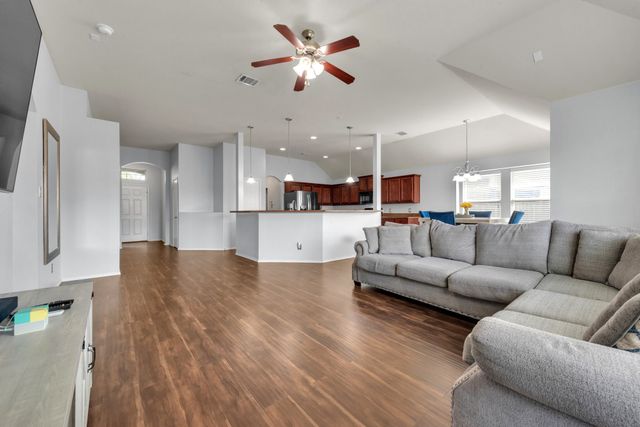 513 Crescent Creek Lane, Fort Worth, TX 76140