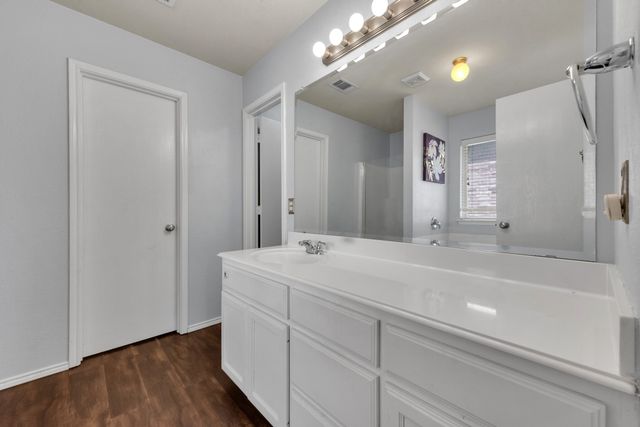 513 Crescent Creek Lane, Fort Worth, TX 76140