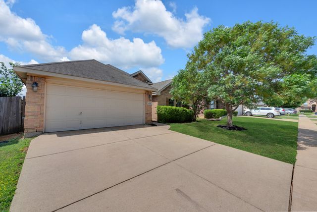 513 Crescent Creek Lane, Fort Worth, TX 76140