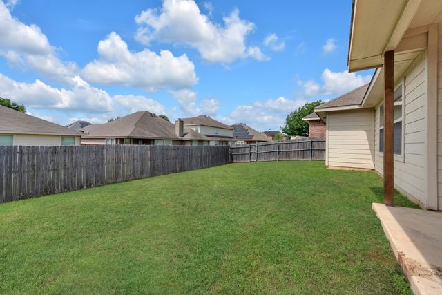 513 Crescent Creek Lane, Fort Worth, TX 76140