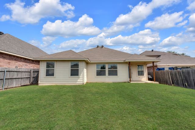 513 Crescent Creek Lane, Fort Worth, TX 76140