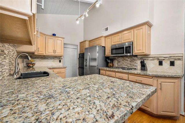 9 Badger Pass, Irvine, CA 92604