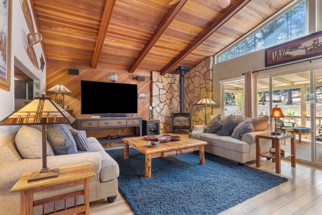 19222 Connie Dr, Grass Valley, CA 95949