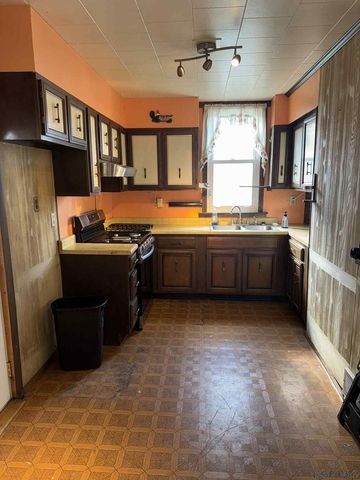 910 Harrison Ave., Jeannette, PA 15644