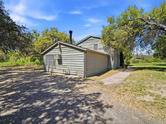 300 Avenue M, Hondo, TX 78861