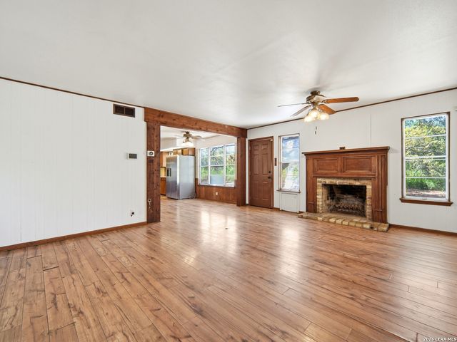 300 Avenue M, Hondo, TX 78861