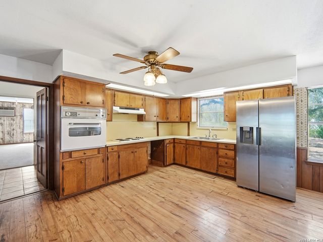 300 Avenue M, Hondo, TX 78861