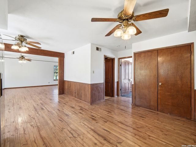 300 Avenue M, Hondo, TX 78861