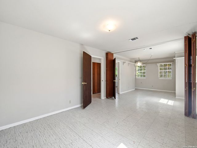 300 Avenue M, Hondo, TX 78861