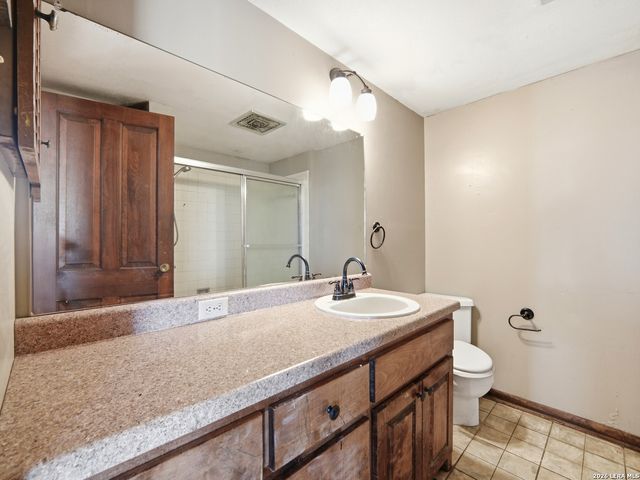 300 Avenue M, Hondo, TX 78861