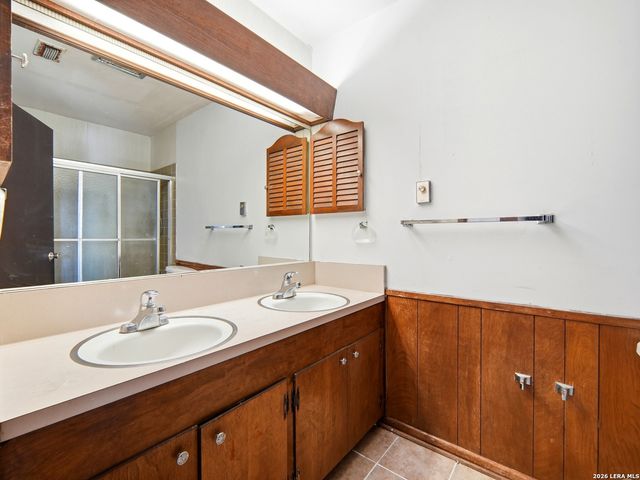 300 Avenue M, Hondo, TX 78861