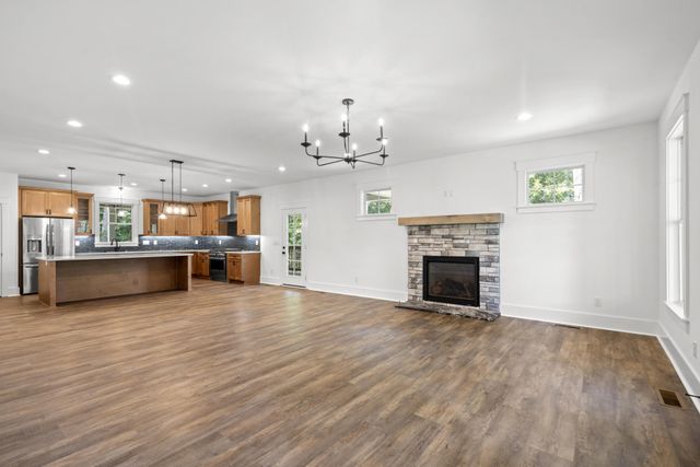 910 Steele Rd, Charlotte, TN 37036