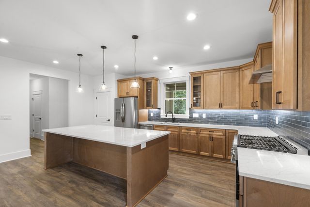 910 Steele Rd, Charlotte, TN 37036