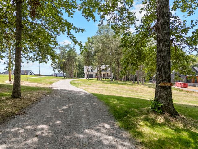 910 Steele Rd, Charlotte, TN 37036