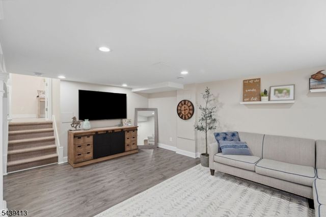 13 Cedar St, East Hanover Twp., NJ 07936