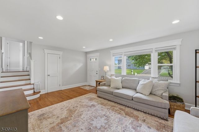 13 Cedar St, East Hanover Twp., NJ 07936
