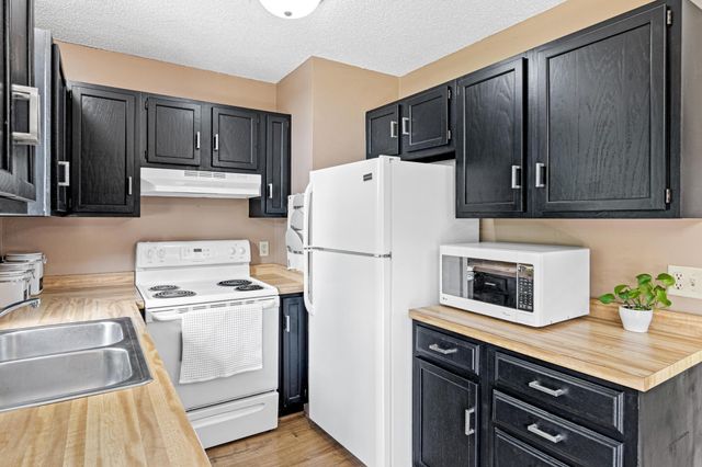 14137 Carmody Drive, Eden Prairie, MN 55347