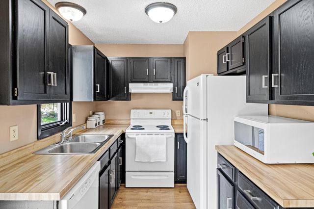 14137 Carmody Drive, Eden Prairie, MN 55347