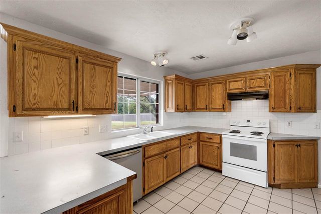 5 NW Pleasant View Rdg, Lawton, OK 73505
