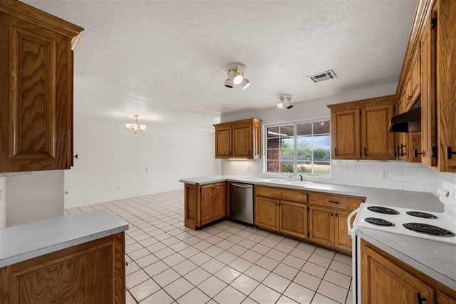 5 NW Pleasant View Rdg, Lawton, OK 73505