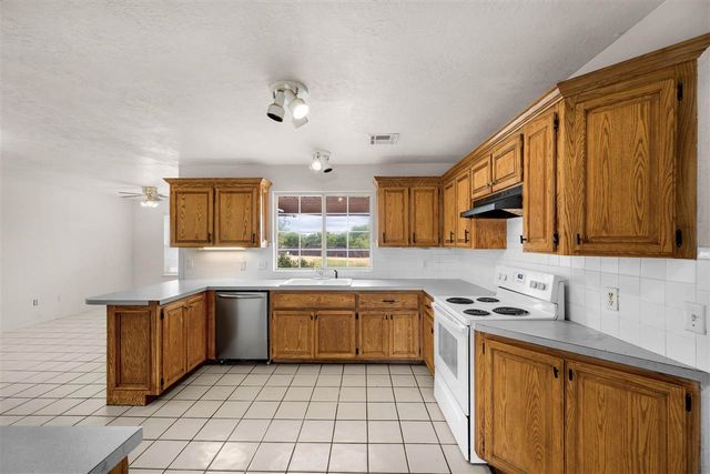5 NW Pleasant View Rdg, Lawton, OK 73505