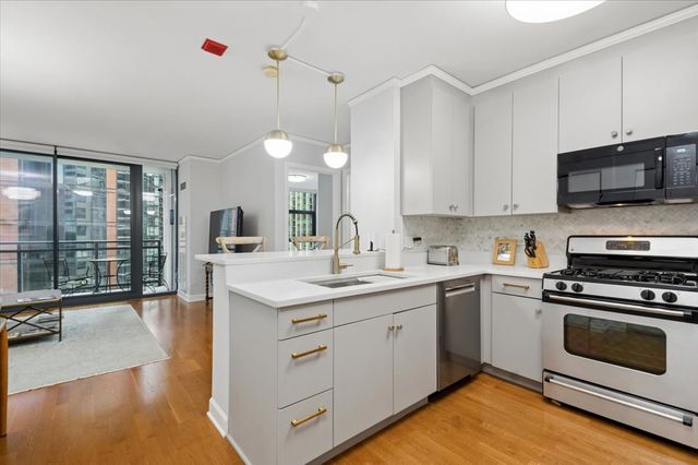 201 N Westshore Drive 2006, Chicago, IL 60601