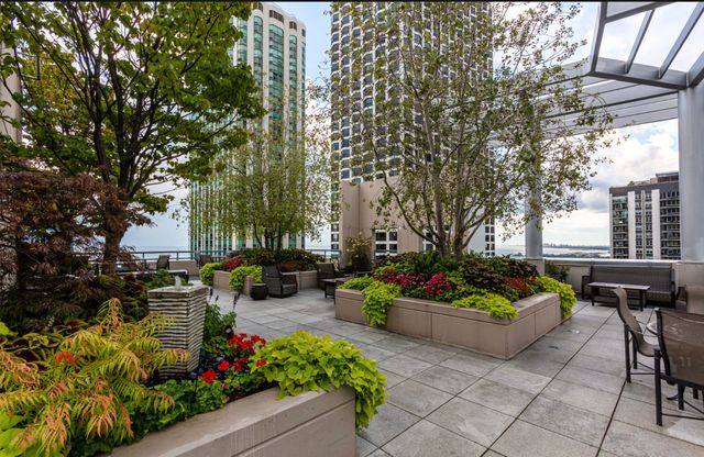 201 N Westshore Drive 2006, Chicago, IL 60601