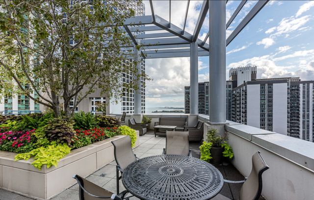 201 N Westshore Drive 2006, Chicago, IL 60601