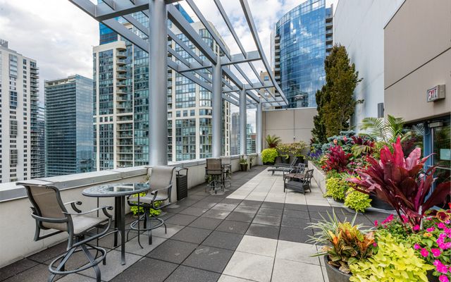 201 N Westshore Drive 2006, Chicago, IL 60601