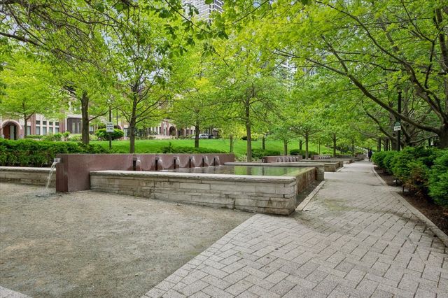 201 N Westshore Drive 2006, Chicago, IL 60601