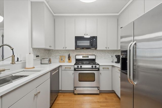 201 N Westshore Drive 2006, Chicago, IL 60601