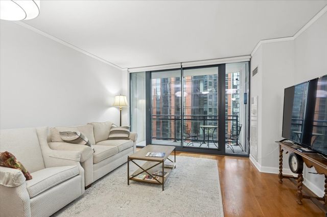 201 N Westshore Drive 2006, Chicago, IL 60601