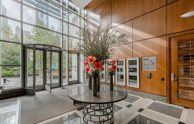 201 N Westshore Drive 2006, Chicago, IL 60601