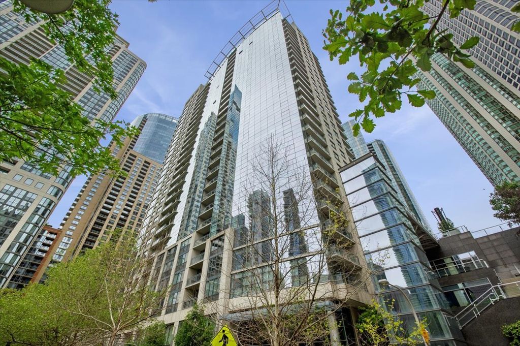 201 N Westshore Drive 2006, Chicago, IL 60601