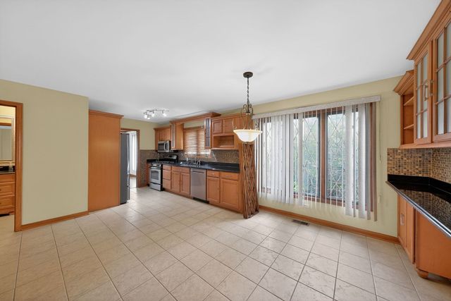 1152 E Walnut Avenue, Des Plaines, IL 60016