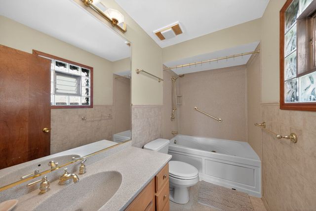 1152 E Walnut Avenue, Des Plaines, IL 60016