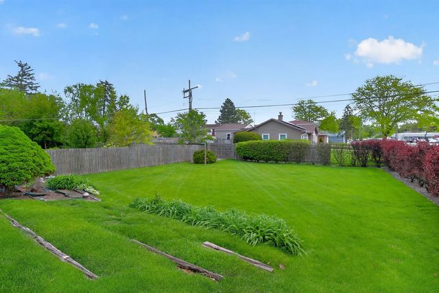 1152 E Walnut Avenue, Des Plaines, IL 60016