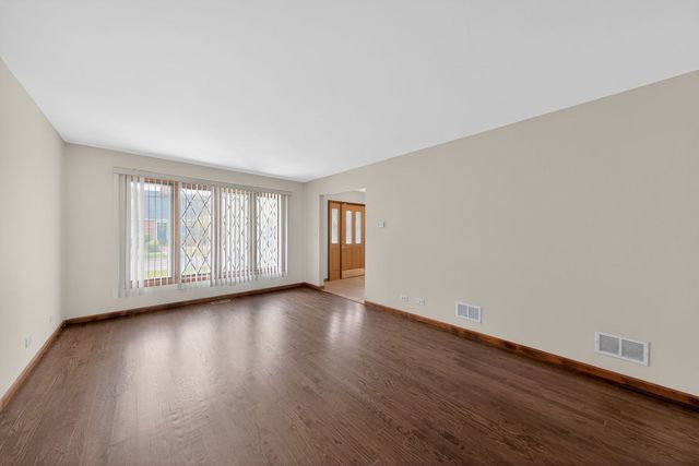 1152 E Walnut Avenue, Des Plaines, IL 60016