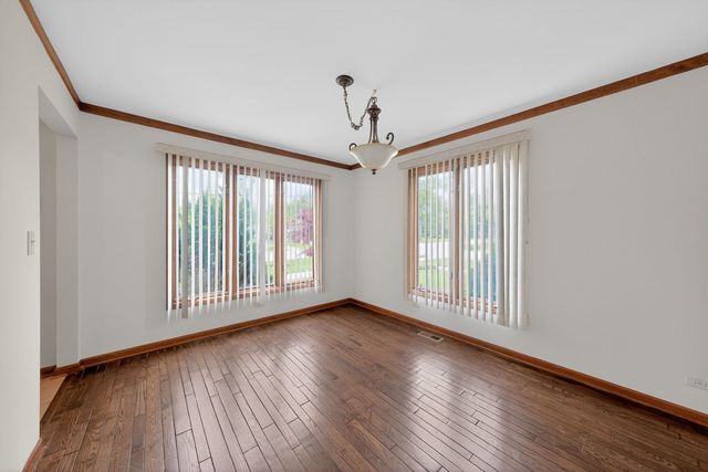 1152 E Walnut Avenue, Des Plaines, IL 60016