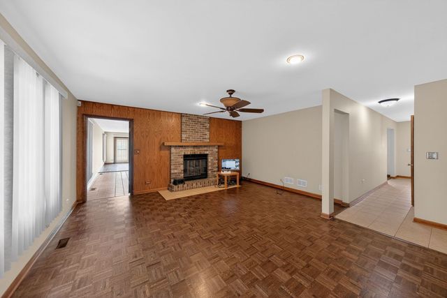 1152 E Walnut Avenue, Des Plaines, IL 60016