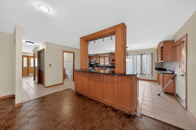 1152 E Walnut Avenue, Des Plaines, IL 60016