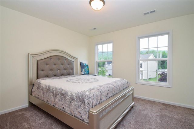 8322 Leighburn DR, Roanoke, VA 24019
