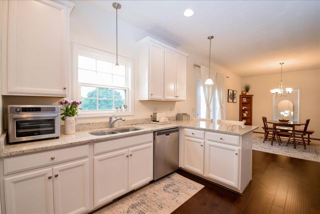 8322 Leighburn DR, Roanoke, VA 24019